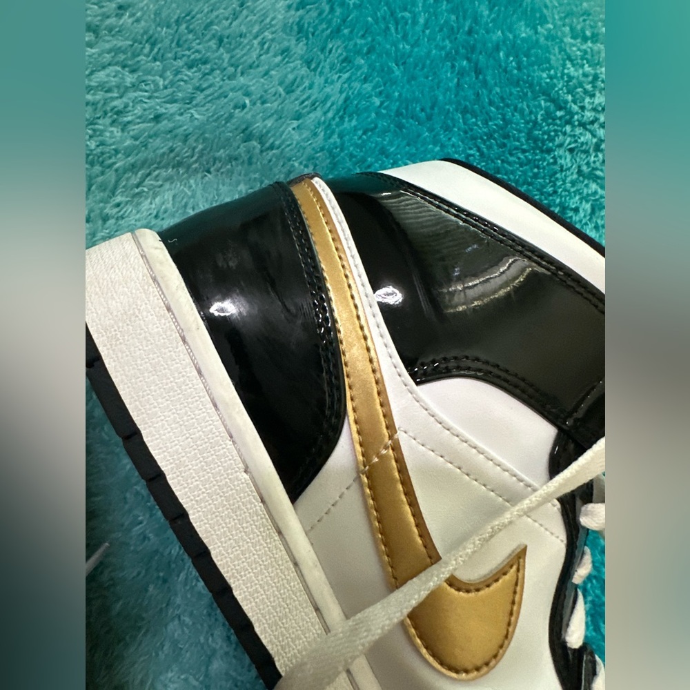 AIR JORDAN 1 RETRO MID SE PATENT BLACK GOLD Men's 11.5 - Picture 5 of 15